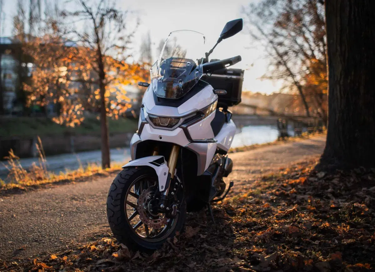 Phelon & Moore Panthette X: lo scooter che porta l’avventura su ruote alte