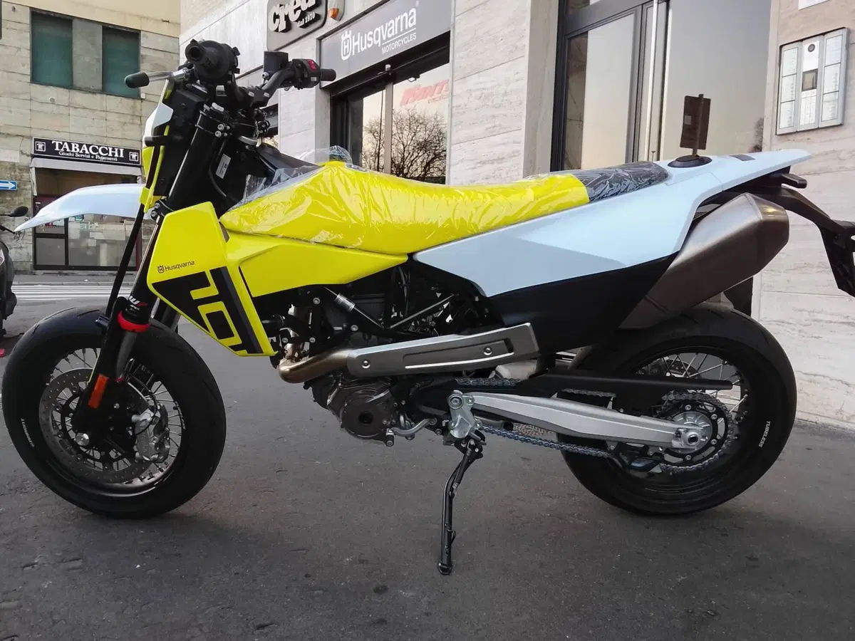 Husqvarna 701 Supermoto (2026) (2)