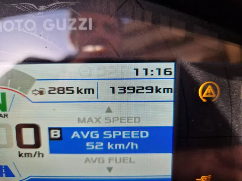 Moto Guzzi V85 TT Centenario (2021 - 22) (4)
