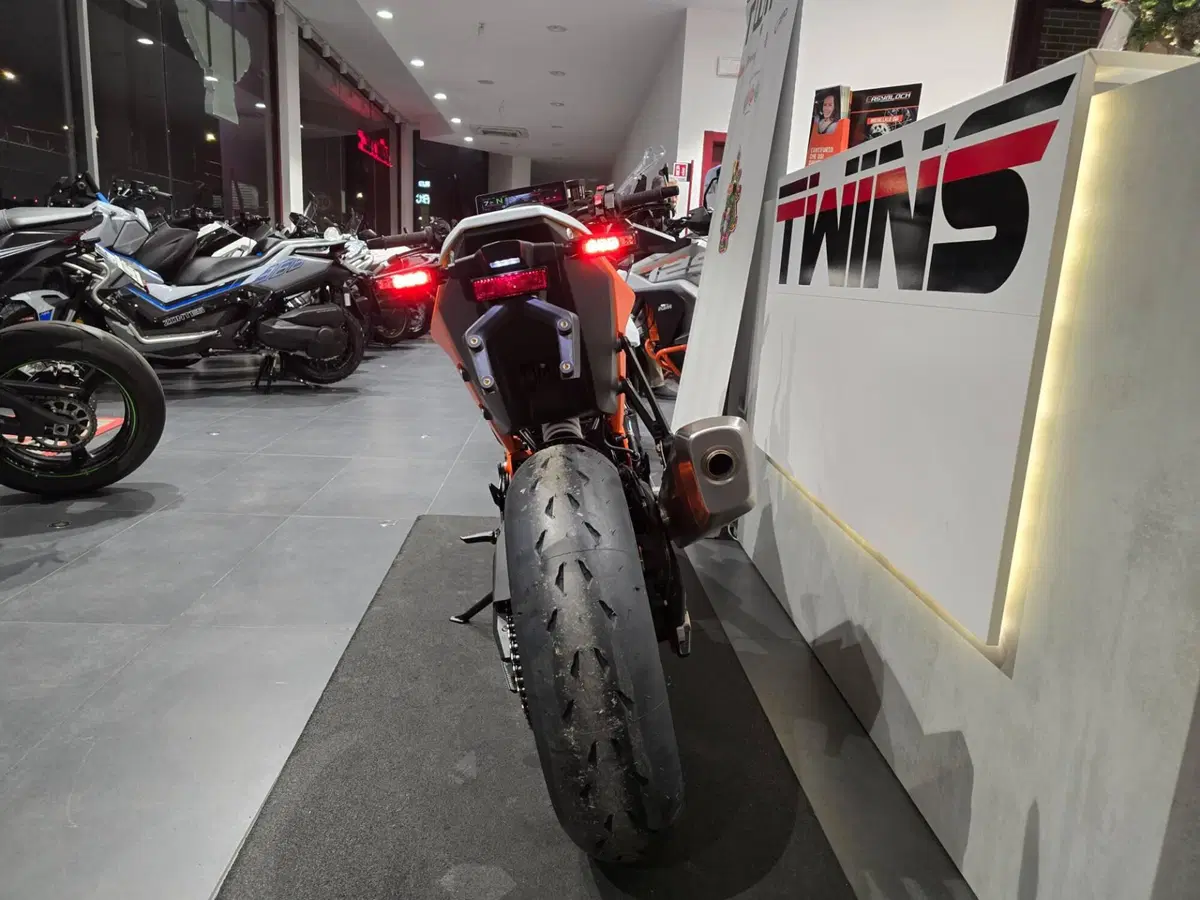KTM 990 Duke R (2026) (6)