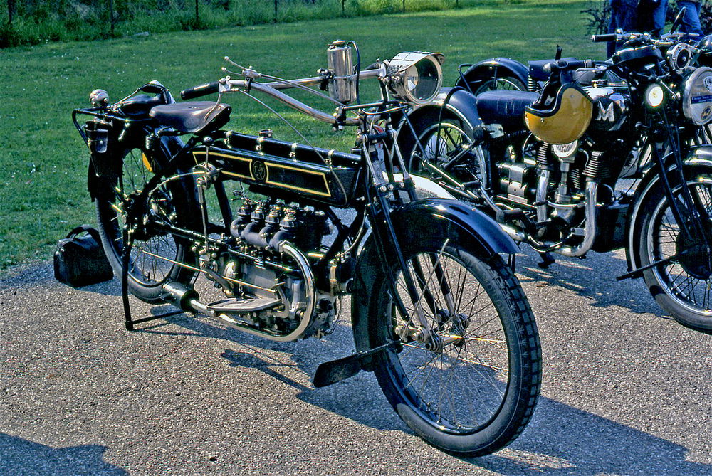 La FN è stata una grande casa belga che per lungo tempo, a partire dal 1904, ha legato il suo nome a moto a quattro cilindri in linea con trasmissione finale ad albero, come quella qui mostrata