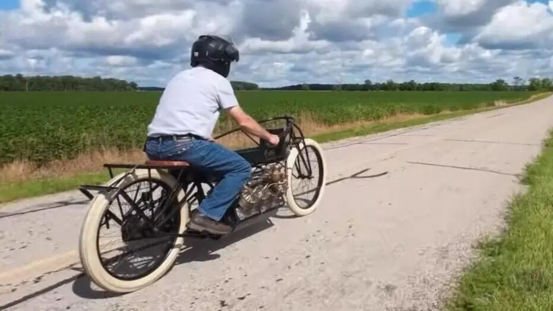 La leggenda del Curtiss V8 rivive nel garage di Jay Leno con una replica oltre ogni immaginazione