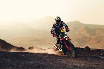 Dakar 2026. Tappa 3 FLASH. Penalit&agrave; &ldquo;sospette&rdquo; che ballano e la Befana di Laia e Gerry [VIDEO]