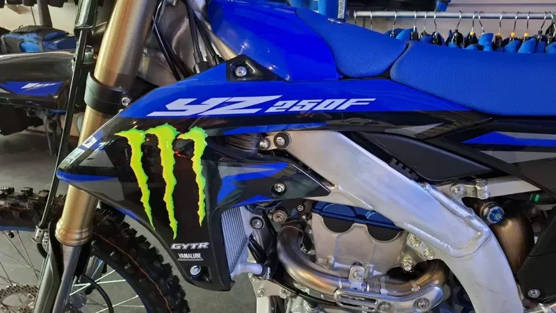 Yamaha YZ 250 F Monster Energy Yamaha Racing Edition (2025) (2)