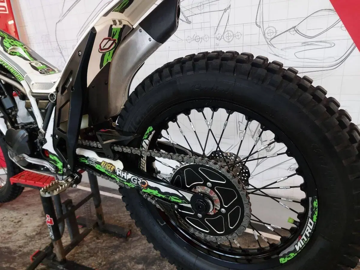 Vertigo Nitro 300 (2023 - 24) (4)