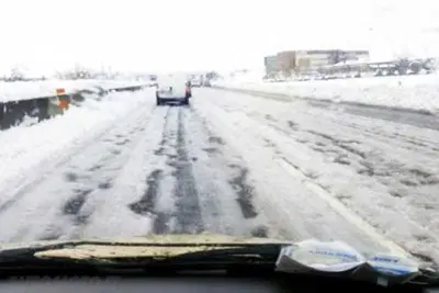 Maltempo flagella l'Italia: nevicate e disagi sulle strade, allarme per i centauri