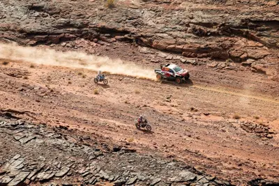 Dakar 2026. T4. Dakar diabolica. La Marathon. Schareina, Honda, e Lategan, Toyota, al comando