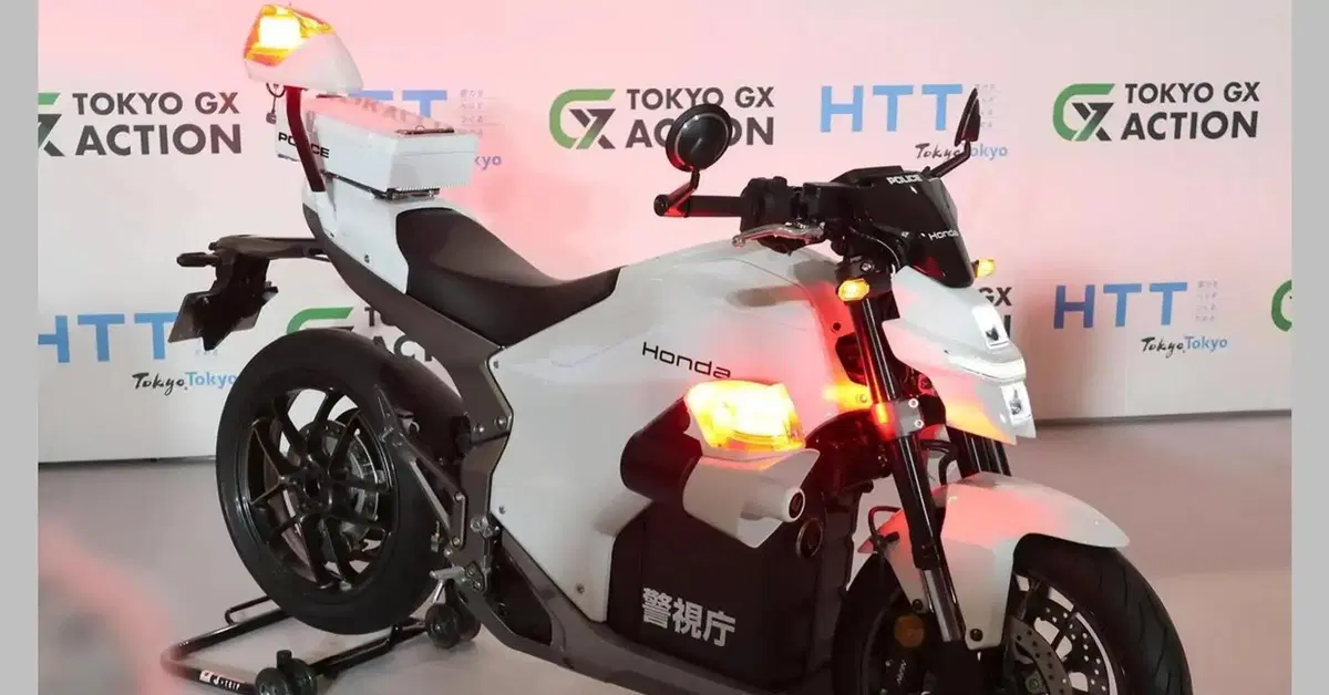 Tokyo punta sulle moto elettriche: debutta la Honda WN7 della Polizia