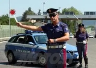 Fuga da Alt Polizia finisce in tragedia: giovane motociclista in fin di vita