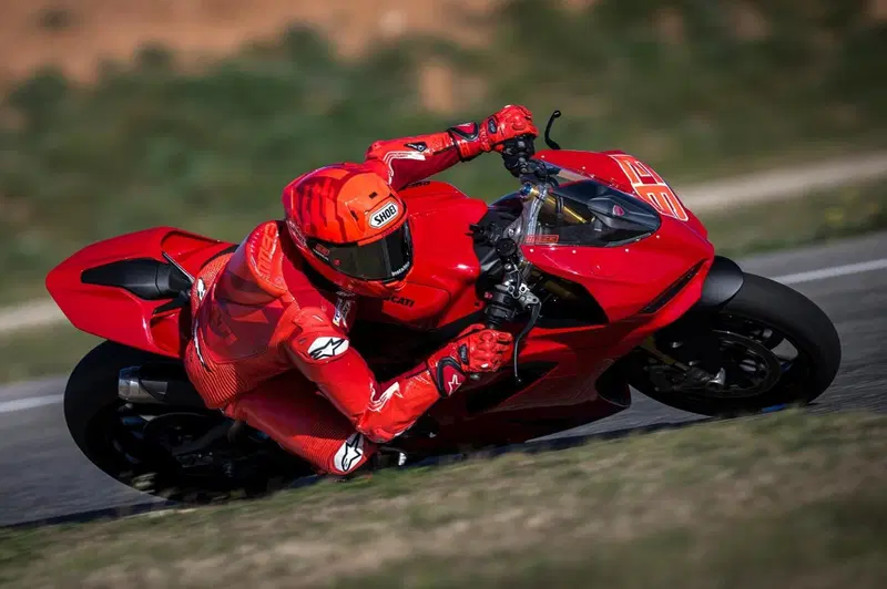 Marc Marquez alla guida della Panigale V2 lo scorso anno