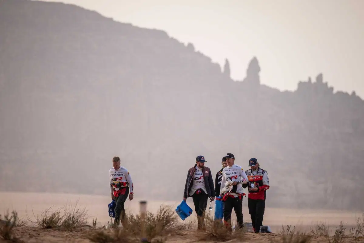 Dakar 2026. T5. Sia maledetta la Marathon! Schareina penalizzato, Al Rajhi out. Sanders, KTM, e Lategan, Toyota, al comando