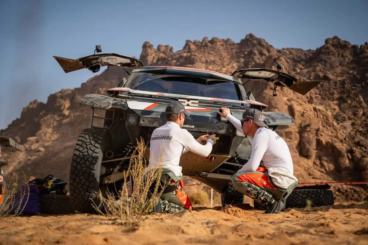 Dakar 2026. T5. Sia maledetta la Marathon! Schareina penalizzato, Al Rajhi out. Sanders, KTM, e Lategan, Toyota, al comando (5)