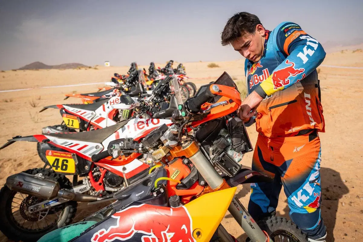 Dakar 2026. T5. Sia maledetta la Marathon! Schareina penalizzato, Al Rajhi out. Sanders, KTM, e Lategan, Toyota, al comando (11)