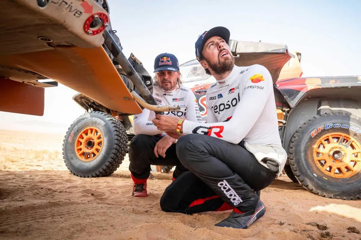 Dakar 2026. T5. Sia maledetta la Marathon! Schareina penalizzato, Al Rajhi out. Sanders, KTM, e Lategan, Toyota, al comando (12)