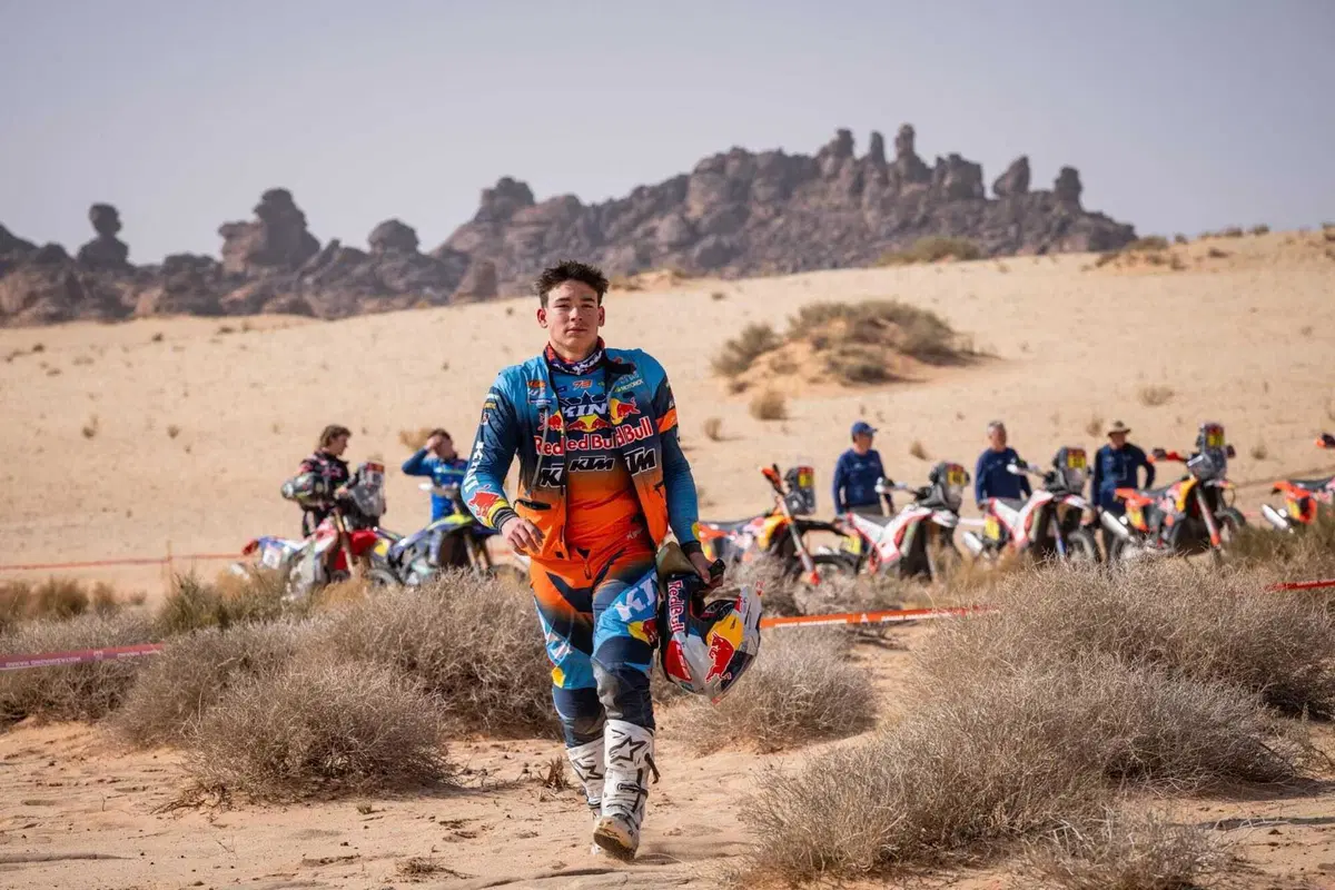 Dakar 2026. T5. Sia maledetta la Marathon! Schareina penalizzato, Al Rajhi out. Sanders, KTM, e Lategan, Toyota, al comando (13)