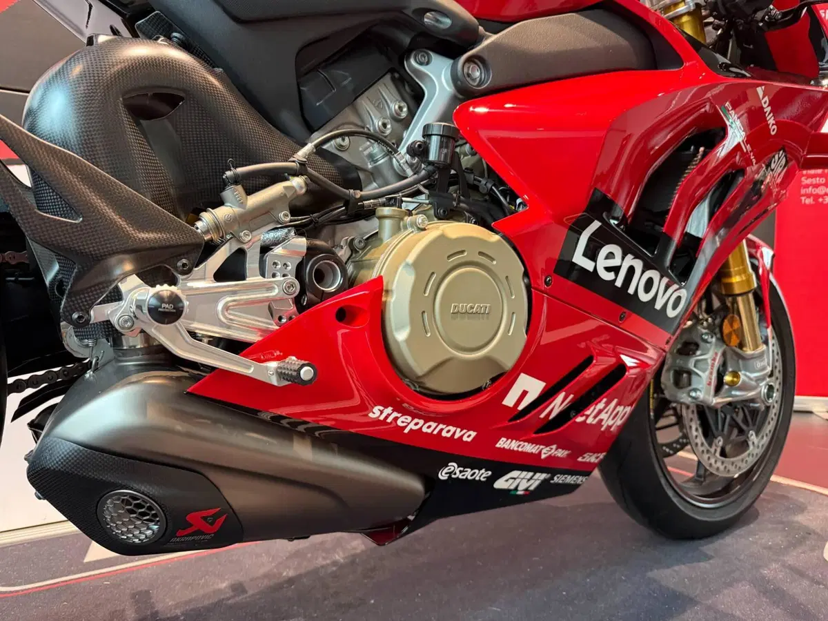 Ducati Panigale V4 Bagnaia 2022 World Champion Replica (2023) (4)