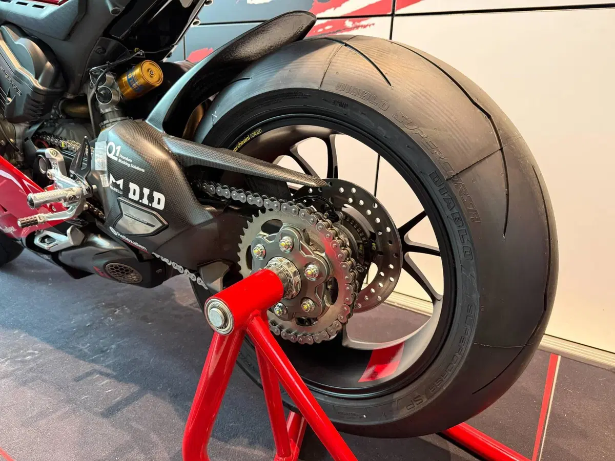 Ducati Panigale V4 Bagnaia 2022 World Champion Replica (2023) (11)