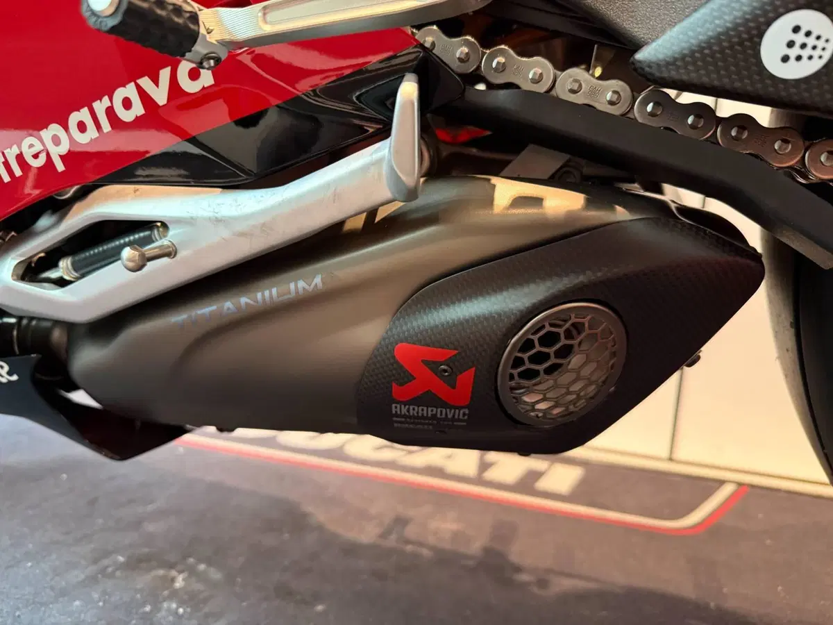 Ducati Panigale V4 Bagnaia 2022 World Champion Replica (2023) (12)