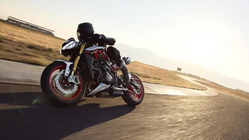 La Triple Track Experience sbarca a Imola e Cremona, Triumph torna in pista nel 2026