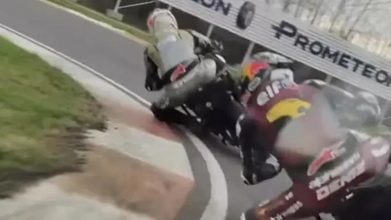 Toprak Razgatlioglu si allena a "sportellate" presso un kartodromo con i fratelli &Ouml;nc&uuml; [VIDEO]