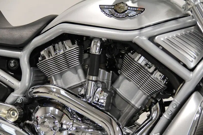 Harley-Davidson 1130 V-Rod (2002 - 05) - VRSCA (3)