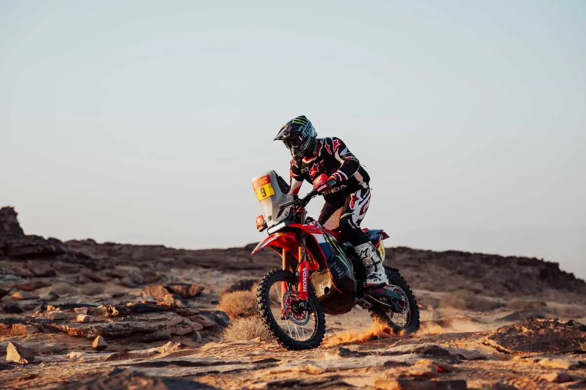 Dakar 2026. T6. Sanders autovelox, dal capolavoro al verbale! Vince Brabec, Honda. Al Attiyah, Toyota, entra nel suo parco giochi