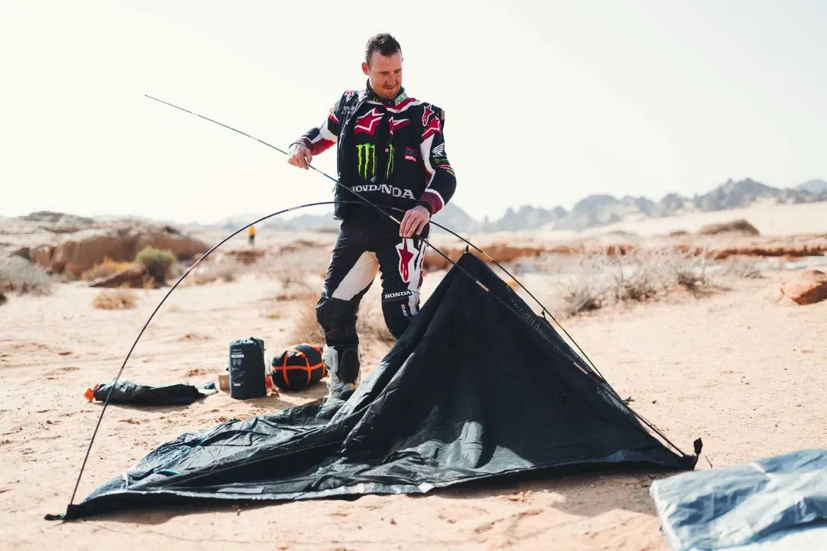 Dakar 2026. T6. Sanders autovelox, dal capolavoro al verbale! Vince Brabec, Honda. Al Attiyah, Toyota, entra nel suo parco giochi (2)