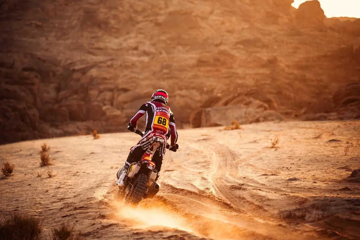 Dakar 2026. T6. Sanders autovelox, dal capolavoro al verbale! Vince Brabec, Honda. Al Attiyah, Toyota, entra nel suo parco giochi (3)