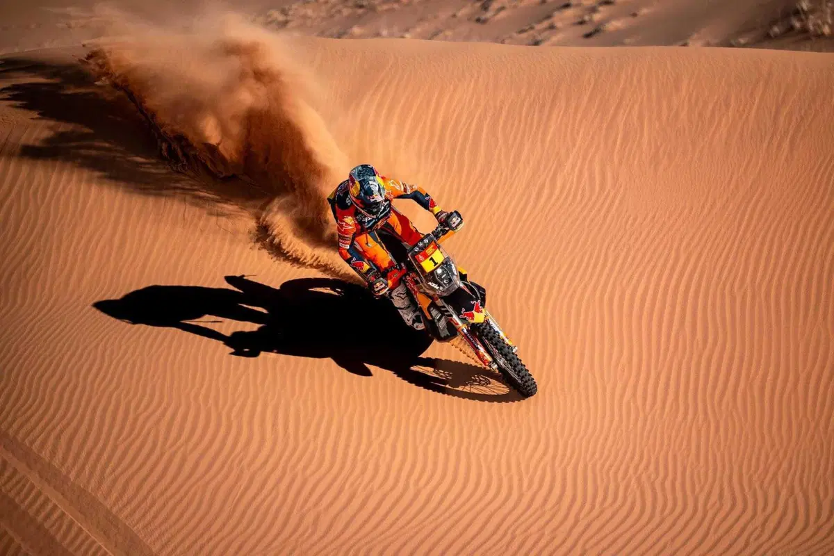 Dakar 2026. T6. Sanders autovelox, dal capolavoro al verbale! Vince Brabec, Honda. Al Attiyah, Toyota, entra nel suo parco giochi (7)