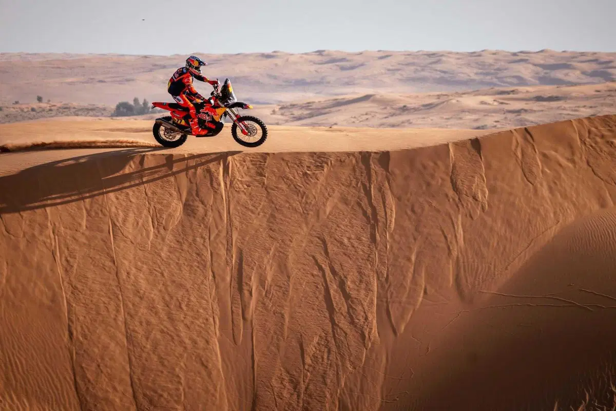 Dakar 2026. T6. Sanders autovelox, dal capolavoro al verbale! Vince Brabec, Honda. Al Attiyah, Toyota, entra nel suo parco giochi (9)