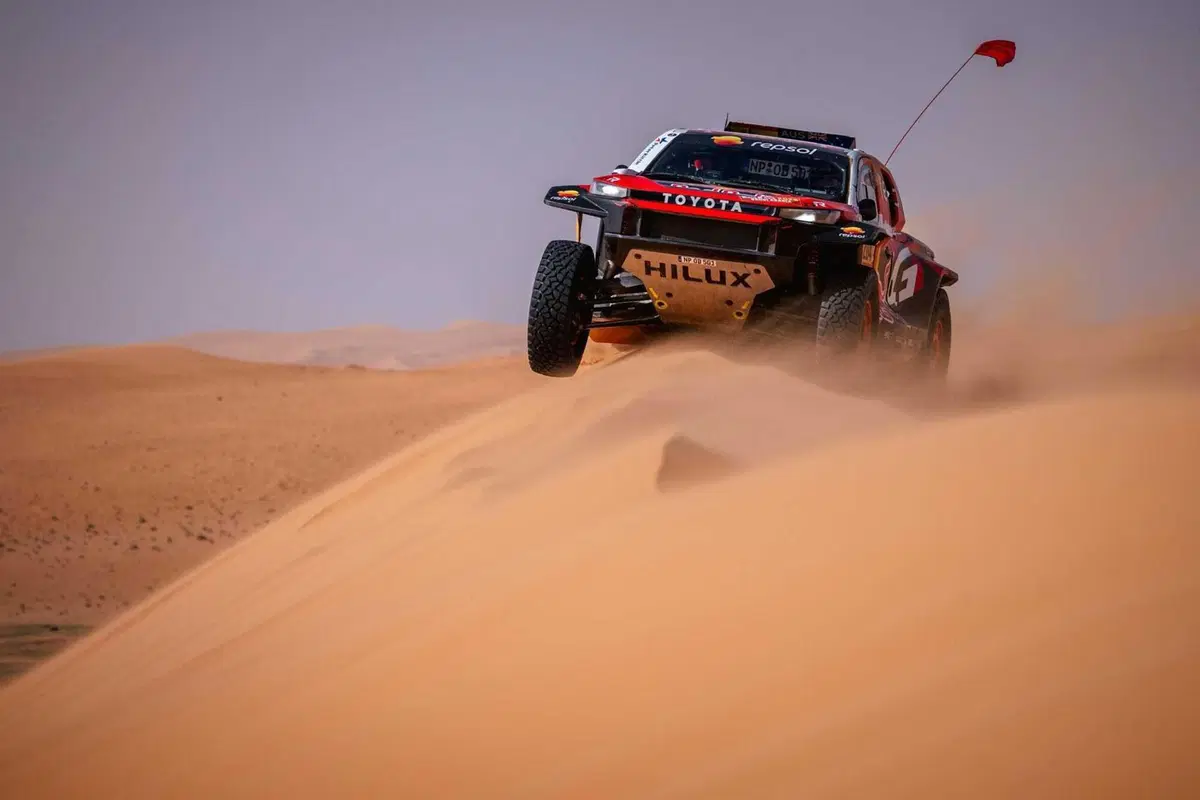 Dakar 2026. T6. Sanders autovelox, dal capolavoro al verbale! Vince Brabec, Honda. Al Attiyah, Toyota, entra nel suo parco giochi (14)