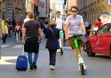 Monopattini elettrici, la pacchia è finita: ora sono obbligatori targa e assicurazione