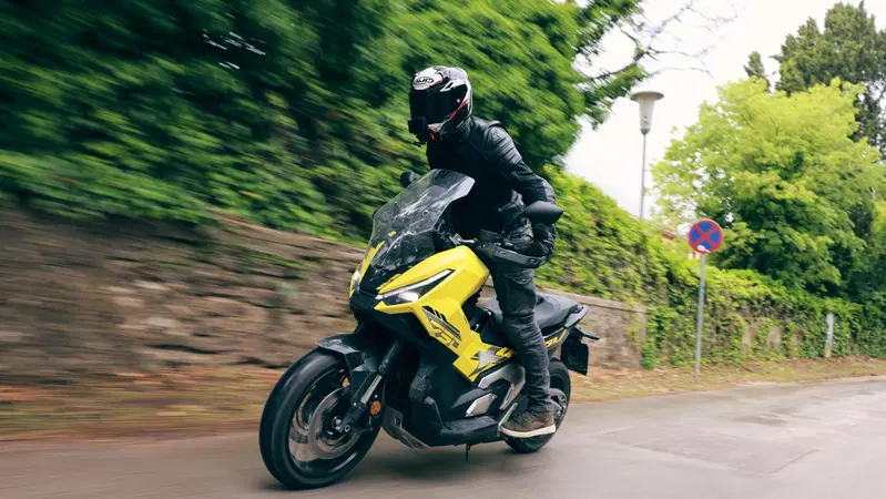 Moto e scooter 2026: tutte le novit&agrave; su bollo, assicurazioni, pedaggi e benzina [VIDEO]