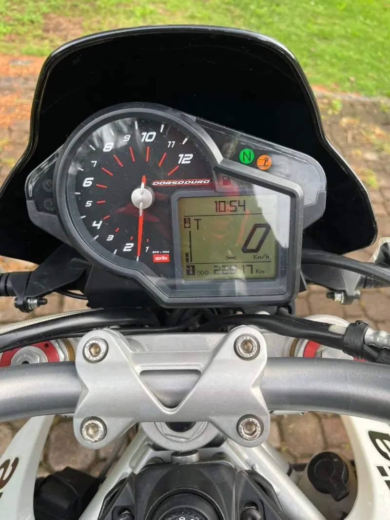 Aprilia Dorsoduro 750 (2009 - 14) (5)
