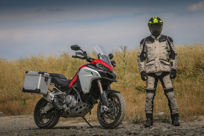 La Multistrada costa cara, ma vanta ottime finiture. Qui è con Andrea Perfetti (casco Caberg, completo Dainese, stivali TCX)