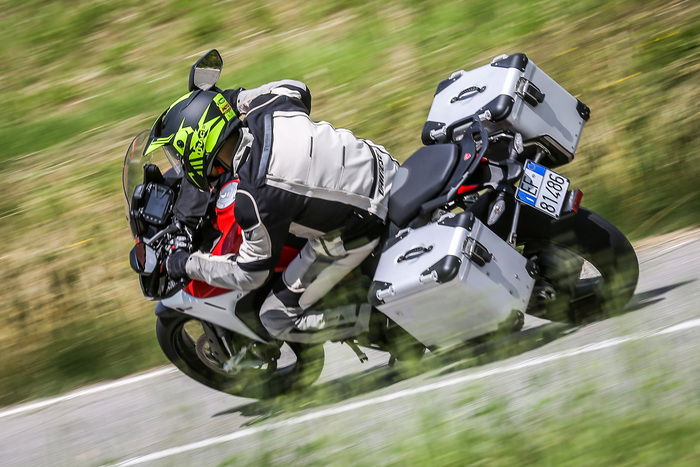 La Enduro non rinnega il carattere della Multistrada. E' anzi più facile e rotonda nello scendere in piega. Elevato il peso