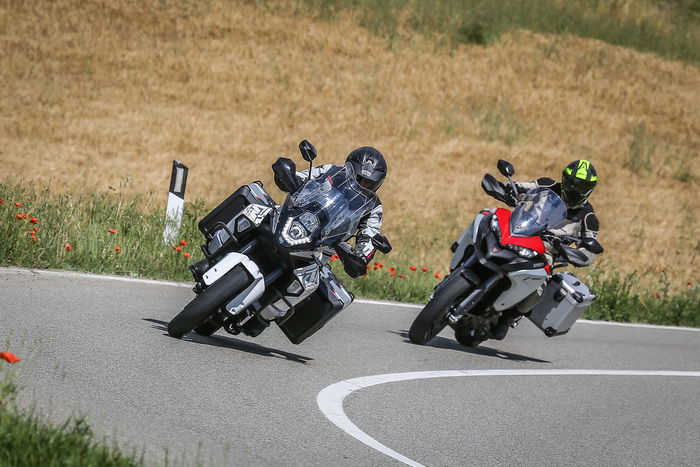 Nico Cereghini precede Andrea Perfetti sul Passo Penice. Le due maxi sono maneggevoli nel misto anche con le borse montate e parzialmente piene