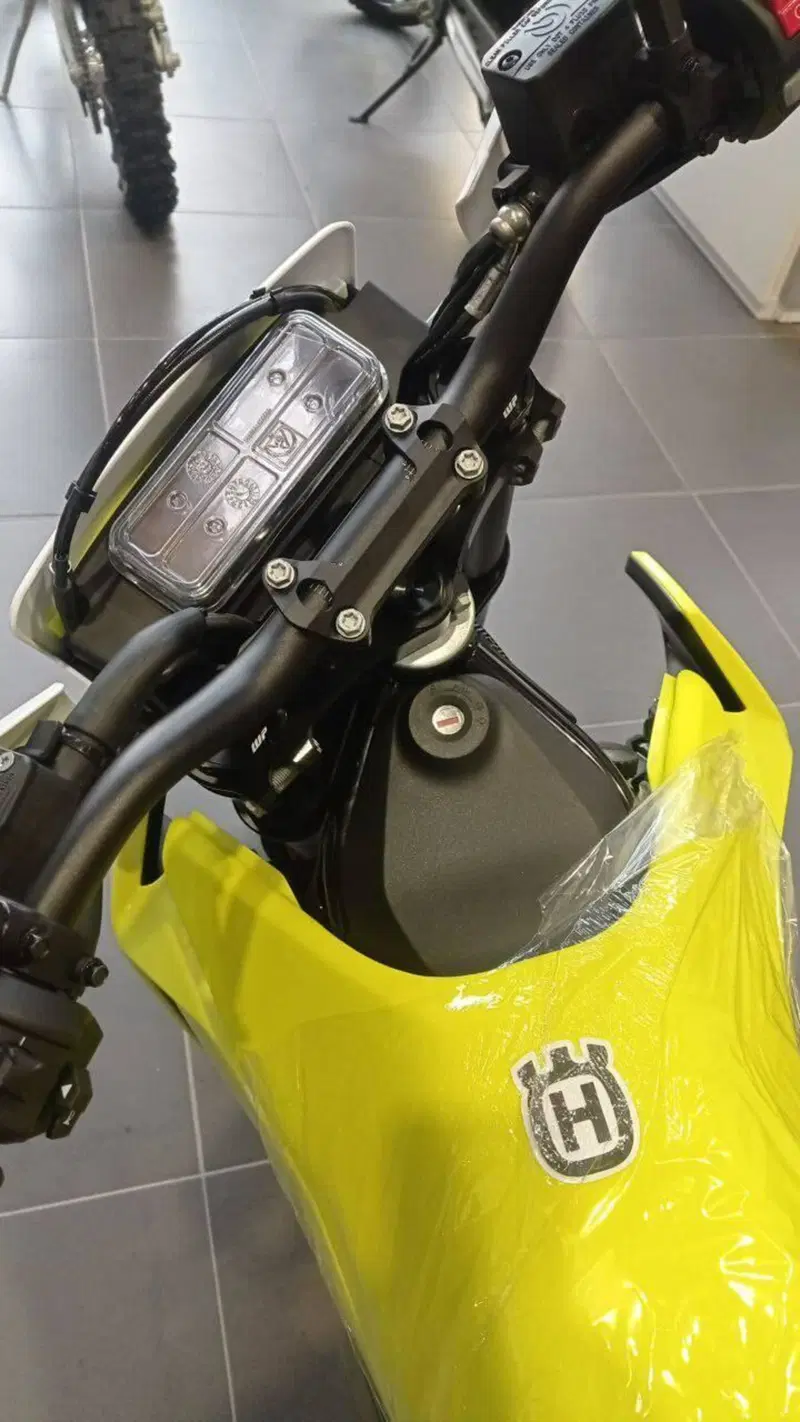 Husqvarna 701 Supermoto (2026) (2)