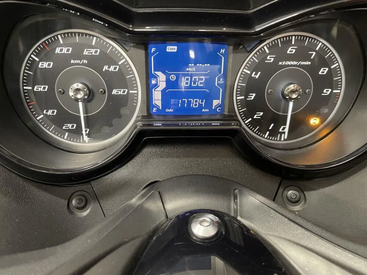 Yamaha X-Max 300 Tech Max (2020) (2)