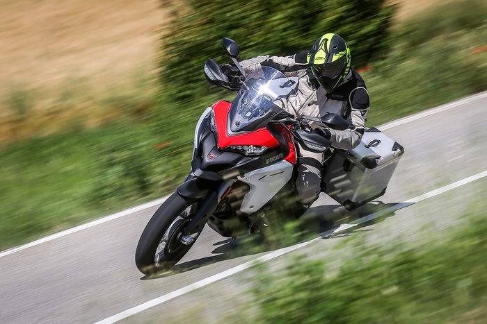 La Multistrada nel misto è molto efficace, ma si comporta bene anche in autostrada alle alte velocità