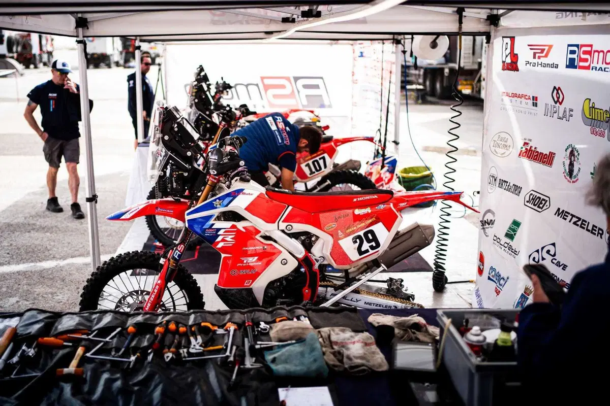 Dakar 2026. T7. Imboscata con doppietta KTM, e un bel nulla di fatto Lategan che salva Al Attiyah [VIDEO]