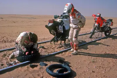 Dakar 2026. T7 BIS. Per fortuna c&rsquo;&egrave; ancora qualcuno che non fa finta di niente e tira dritto [VIDEO]
