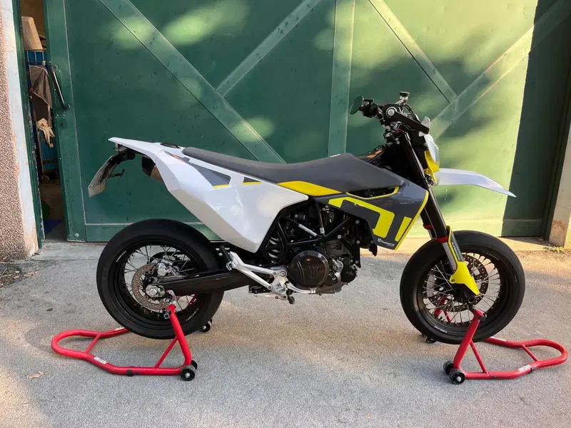 Husqvarna 701 Supermoto (2022) (4)