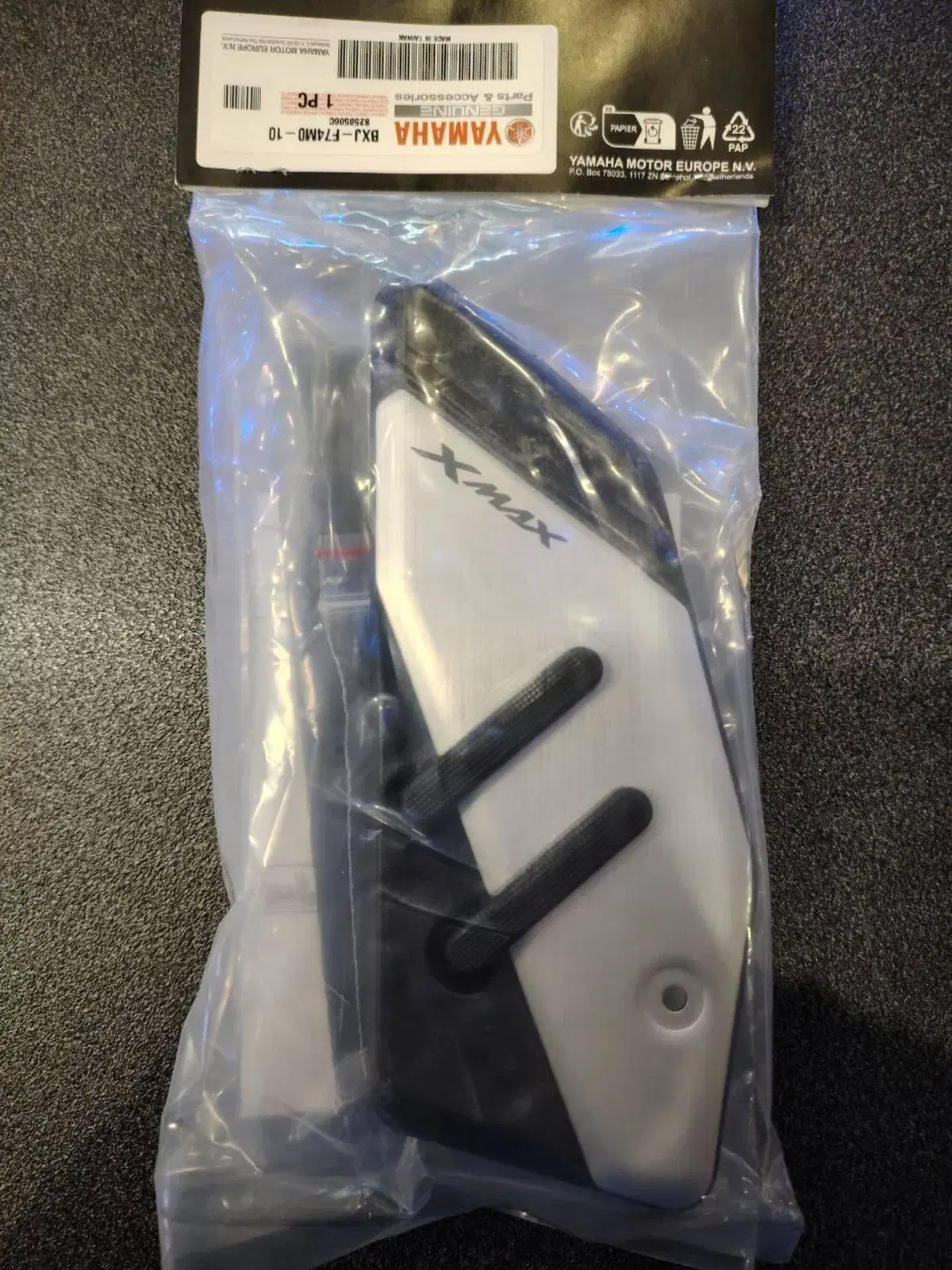Poggiapiedi in alluminio per YAMAHA XMAX 2025 (2)
