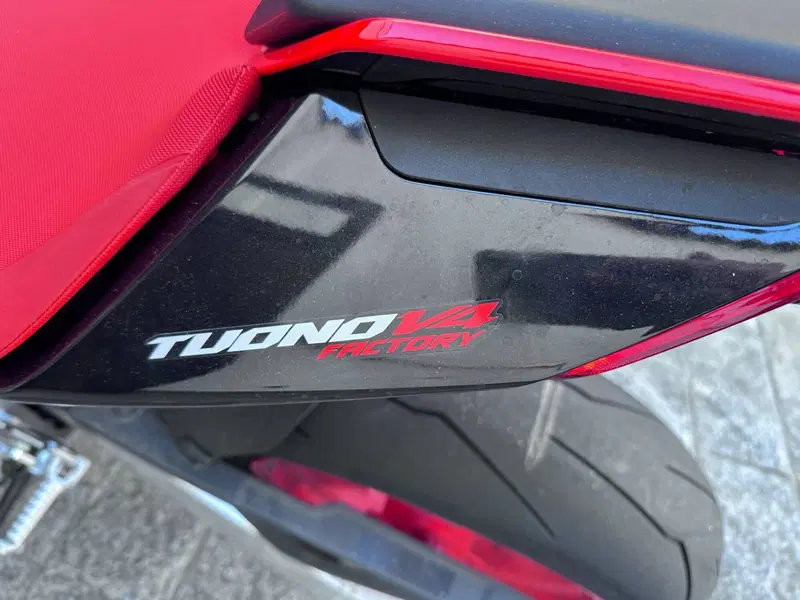 Aprilia Tuono V4 Factory (2021 - 24) (7)
