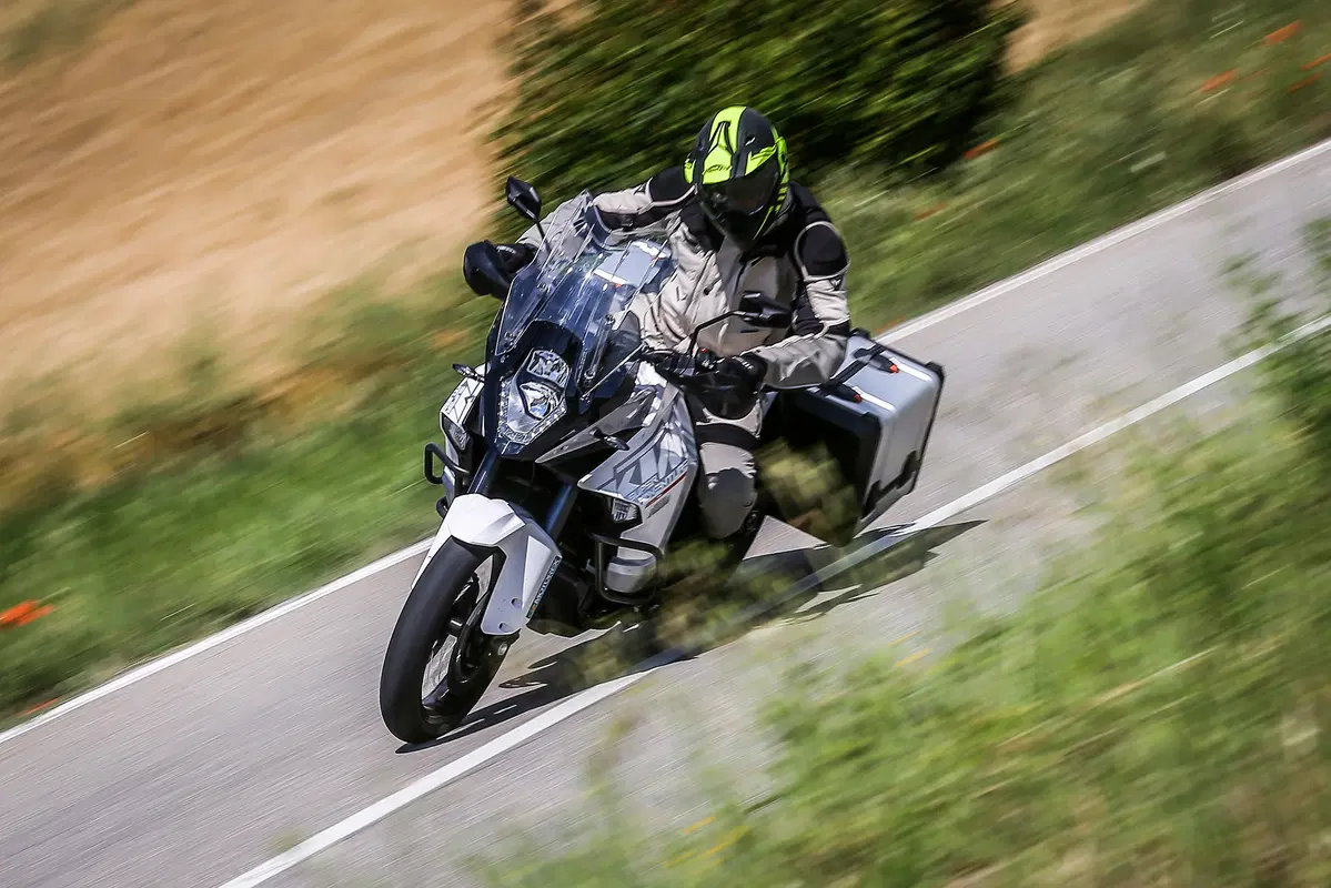 Ducati Multistrada Enduro 1200 vs KTM 1290 Super Adventure (7)