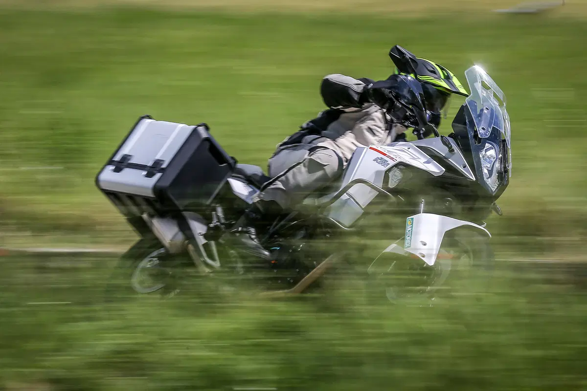 Ducati Multistrada Enduro 1200 vs KTM 1290 Super Adventure (15)