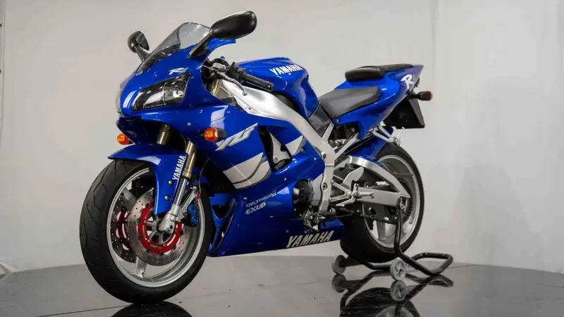 Yamaha YZF R1 (2)