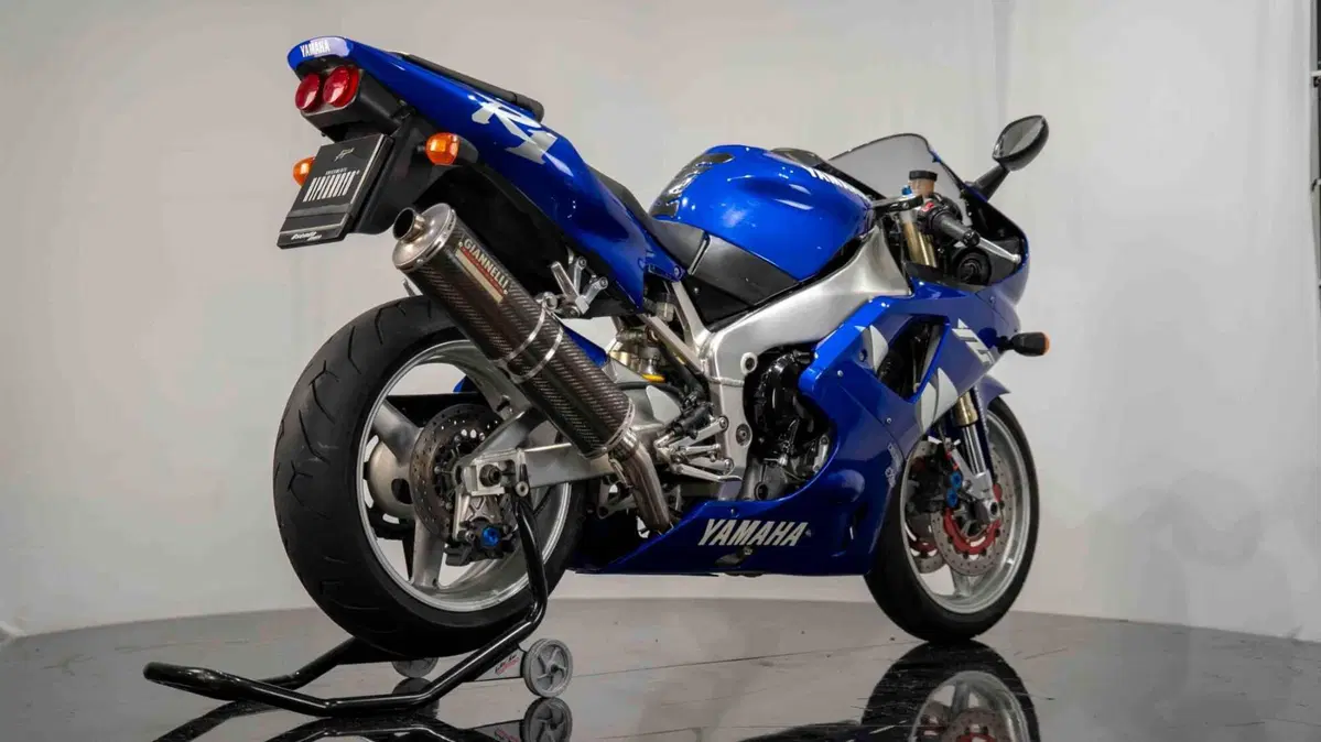 Yamaha YZF R1 (6)