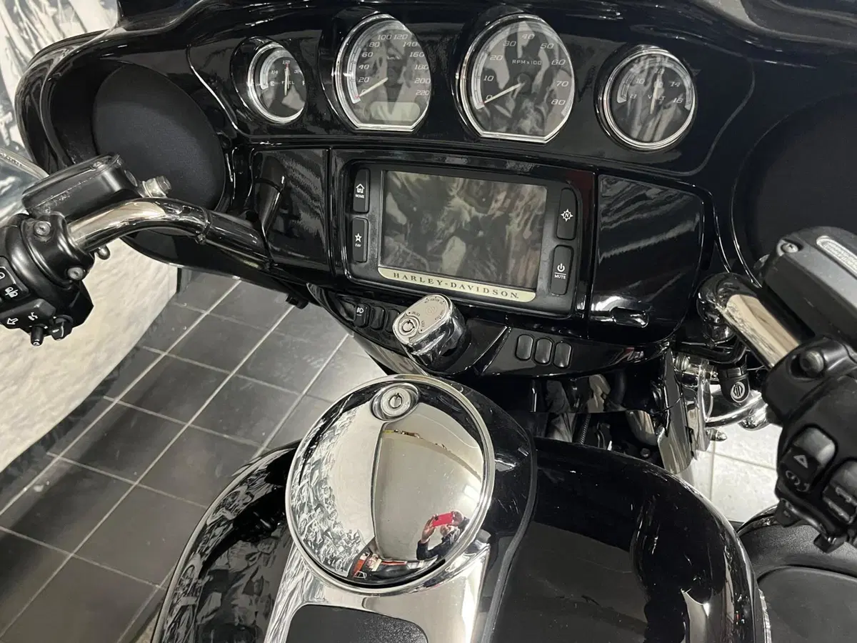 Harley-Davidson 1690 Electra Glide Ultra Limited (2016) - FLHTK (2)